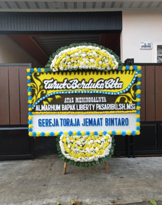 Papan Bunga Duka di Topo Tiga